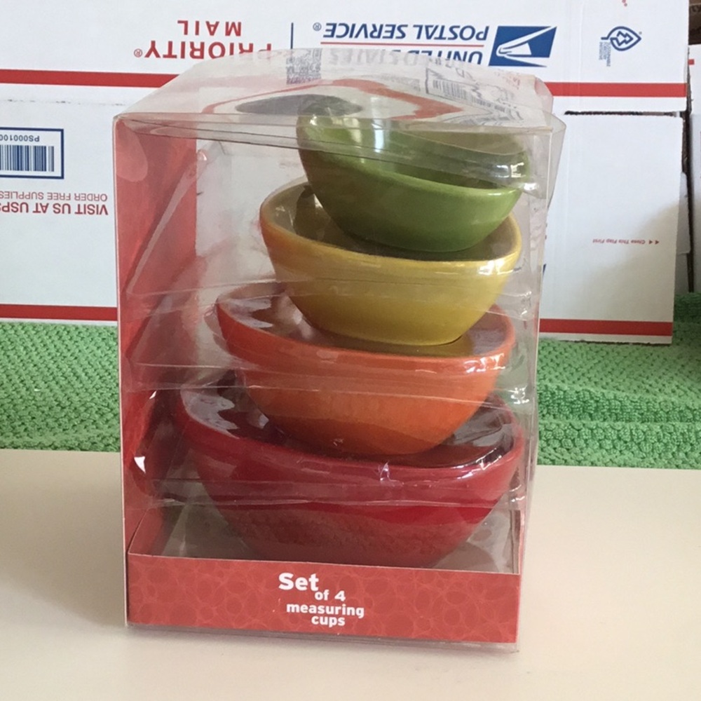 NWT Colorful Measuring Cups Set - Picture 3 of 6